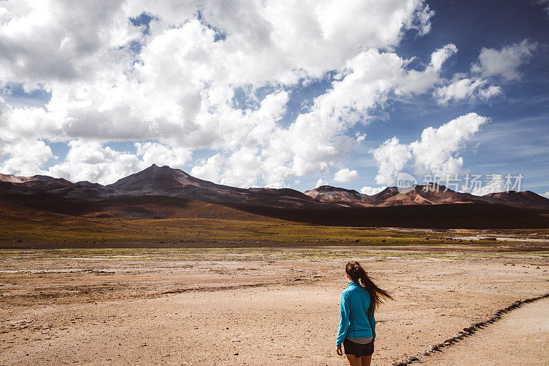 在阿塔卡马沙漠的山脉中探索El Tatio地热山谷的妇女